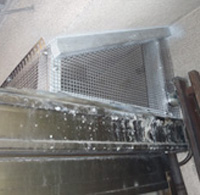 封鎖工事屋根の隙間 1